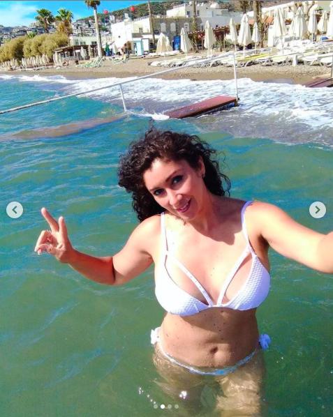 Angélica Sepúlveda saca aplausos modelando bikinis