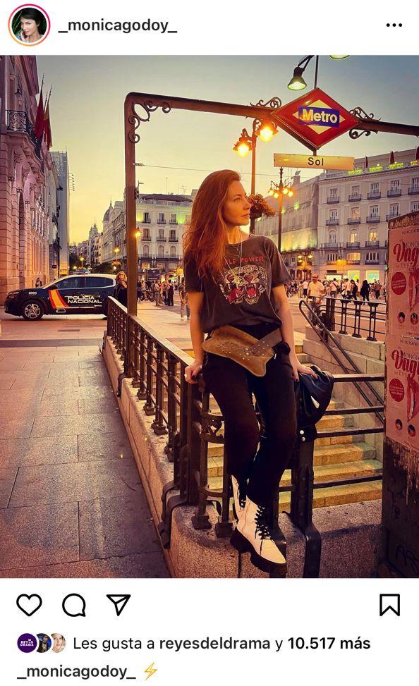 Mónica Godoy se luce con estilo juvenil en España