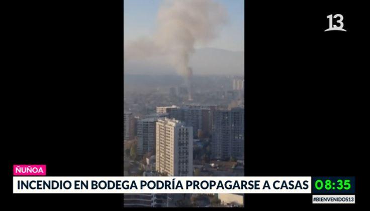 Vecinos en alerta por voraz incendio en Ñuñoa