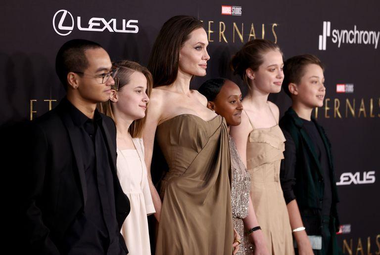 Hijos de Angelina Jolie reciclaron su ropa