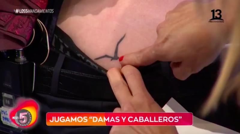 Martín Cárcamo le mostró su especial tatuaje a Karen Doggenweiler