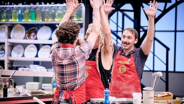 Gallina feliz por la visita de su polola