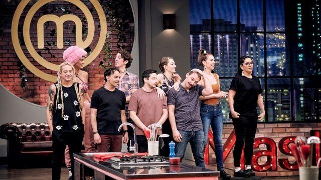 Gallina feliz por la visita de su polola