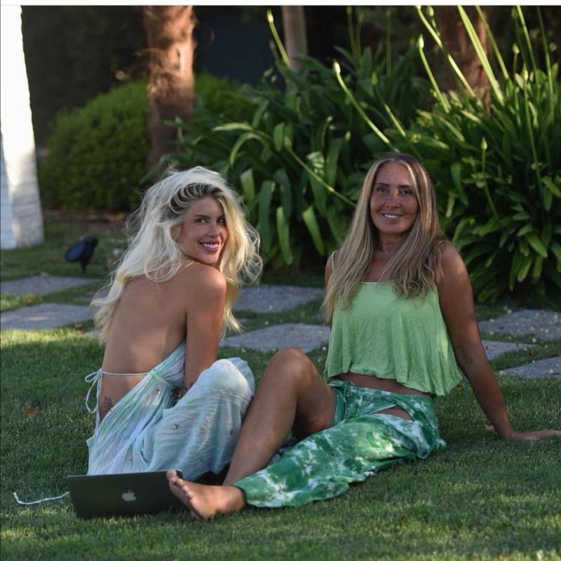 Madre de Coté López se la juega con bikinazo flúor