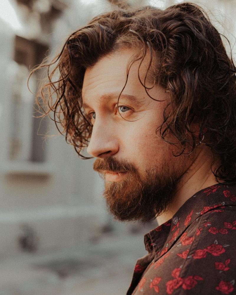 Adiós pelo largo: Ricardo Vergara sorprende con nuevo look