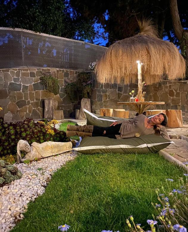 Carolina Arregui encanta al enseñar el jardín de su casa