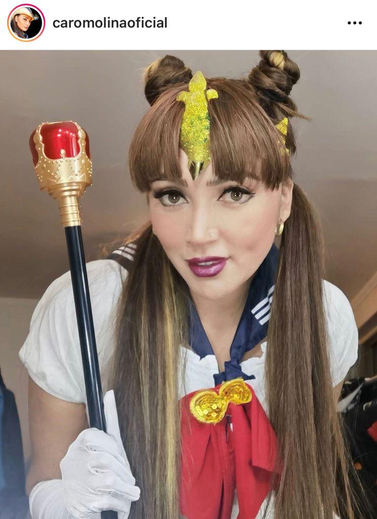 La Rancherita deslumbra con look veraniego en el Metro