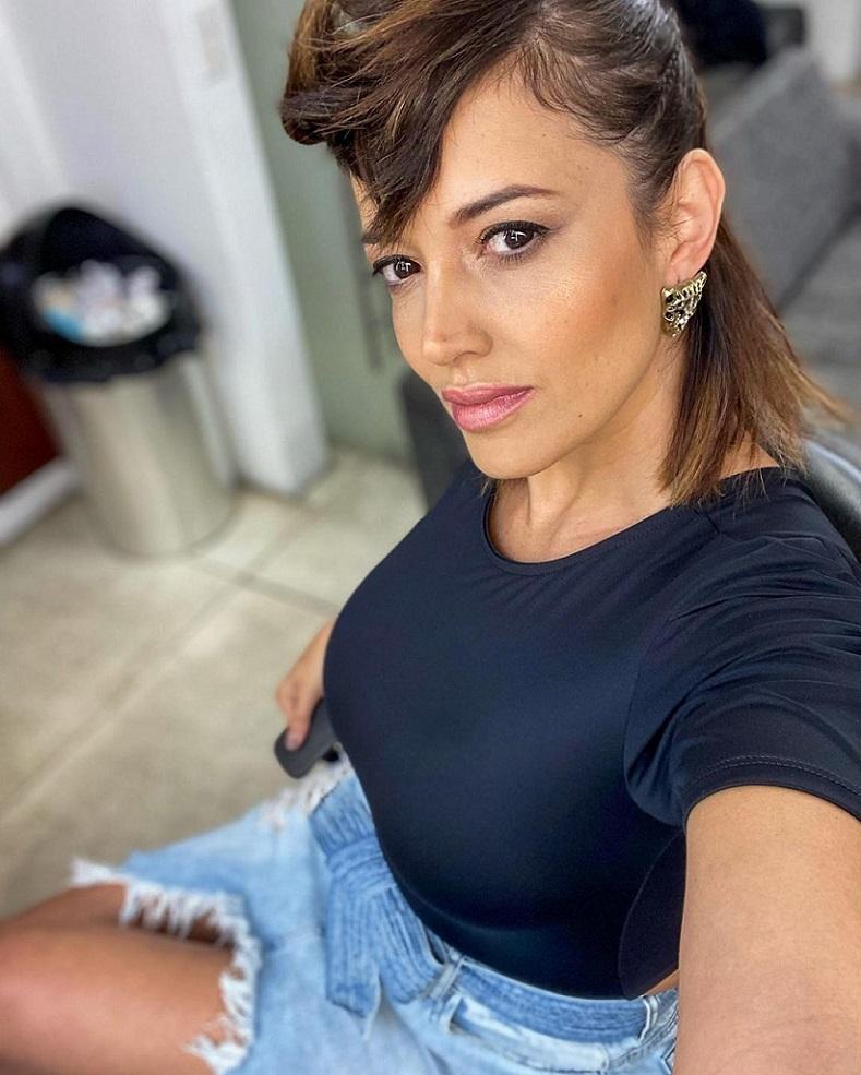 Yamila Reyna recibe los 43 años con escote de infarto