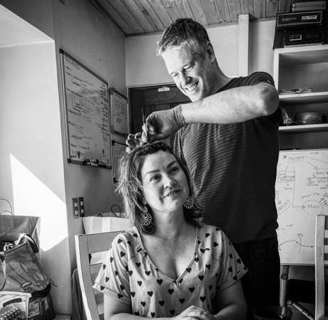 Javiera Contador es elogiada por mostrarse tiñéndose el pelo