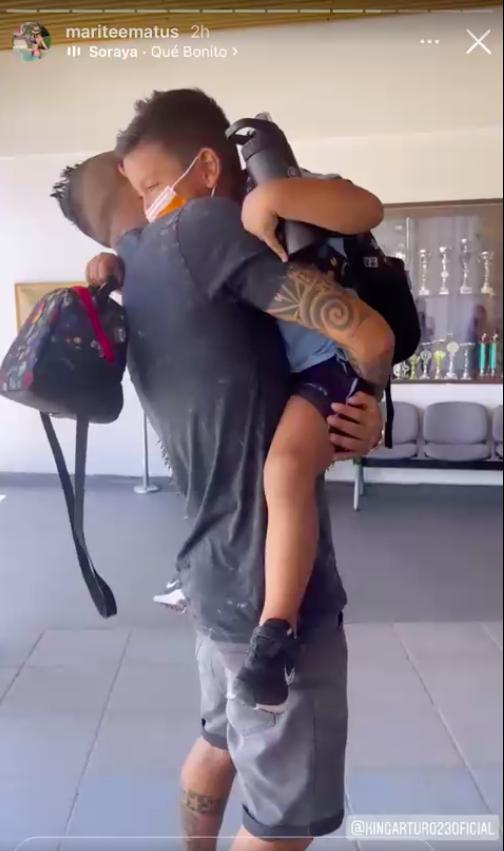 Arturo Vidal hace tierna sorpresa a sus hijos