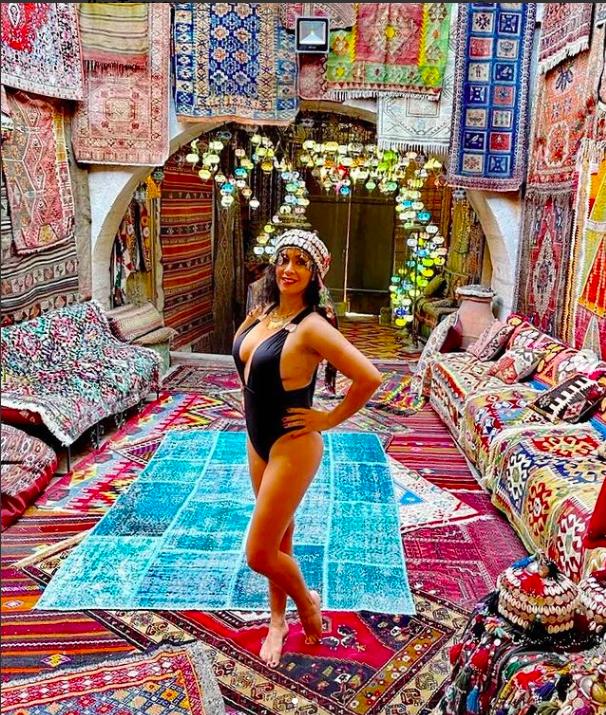 Angélica Sepúlveda se luce con gran escote en su traje de baño