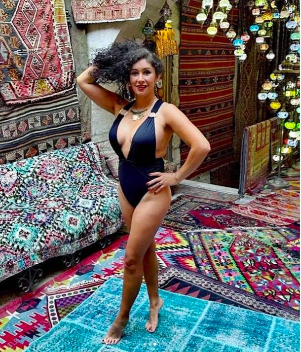 Angélica Sepúlveda se luce con gran escote en su traje de baño