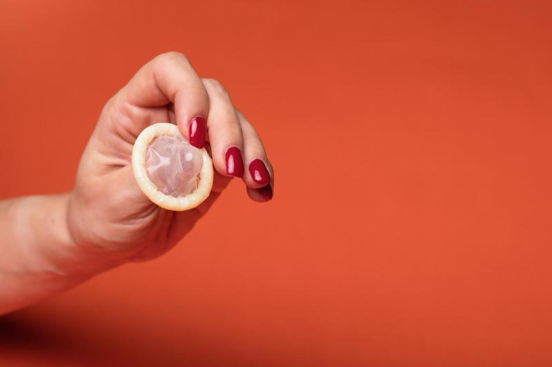 Mamá le compró decenas de condones a su hijo