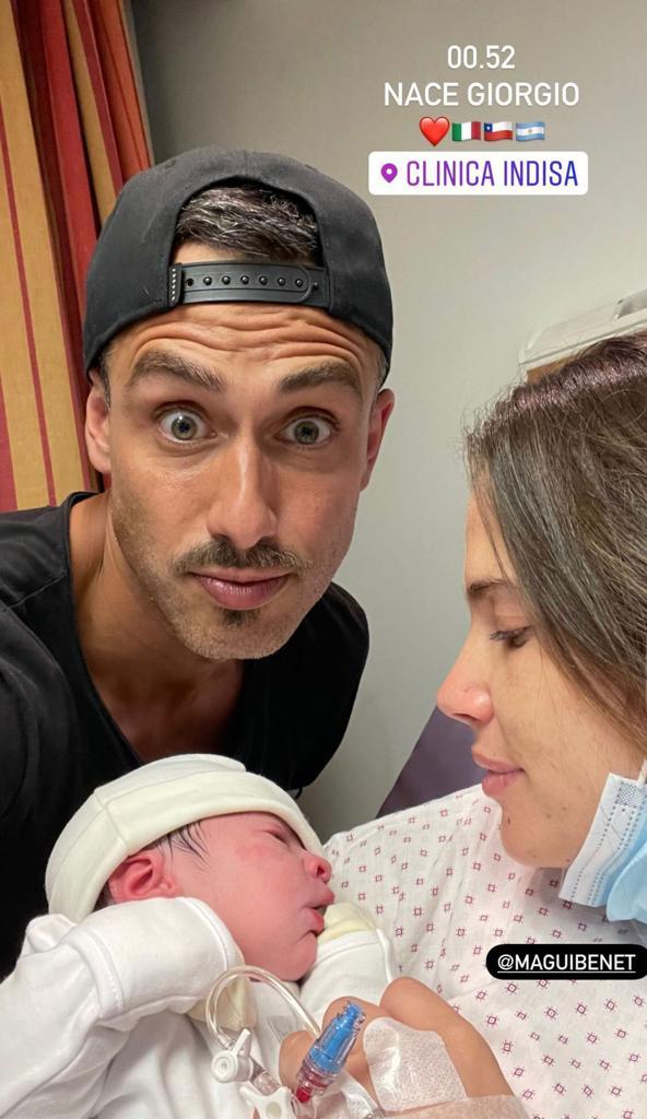 Marcelo Marocchino enseña a su hijo recién nacido