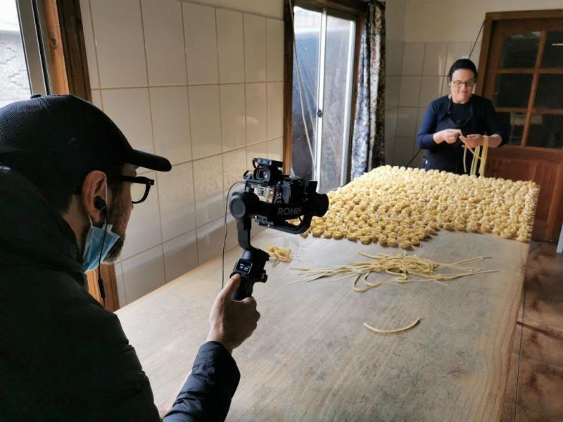 Marcelo Marocchino enseña a su hijo recién nacido