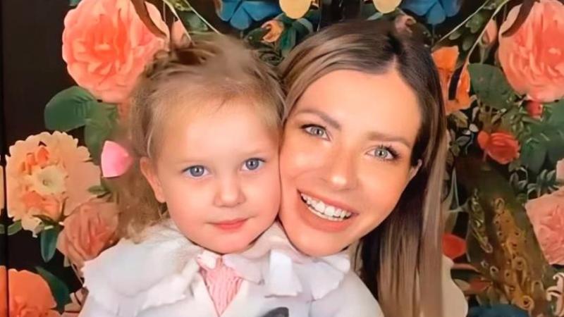 China Suárez es criticada por hacer viajar a su hija en clase turista