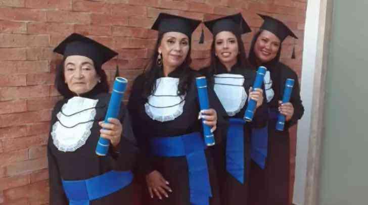 madre de 11 hijos se graduó de pedagogía