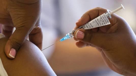 Variante Ni: Pfizer/BioNTech estudia efectividad de la vacuna