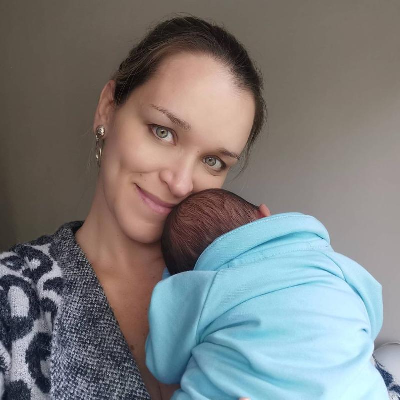 Carla Zunino realiza bautizo “no religioso” para su hijo