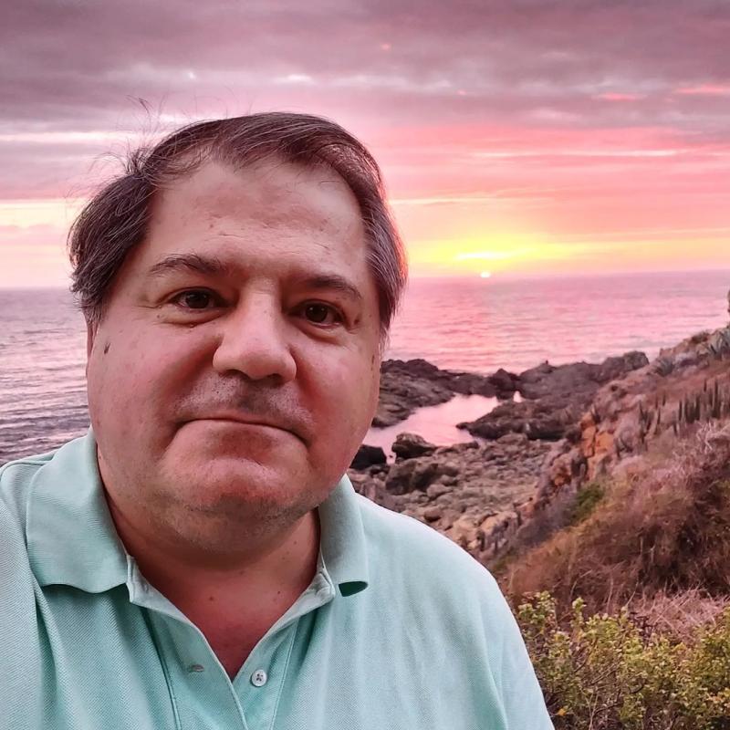 Hijo clon de Mauricio Bustamante encanta con look fiestero