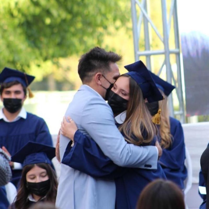 Hija de Rafael Olarra deslumbra en fiesta de graduación