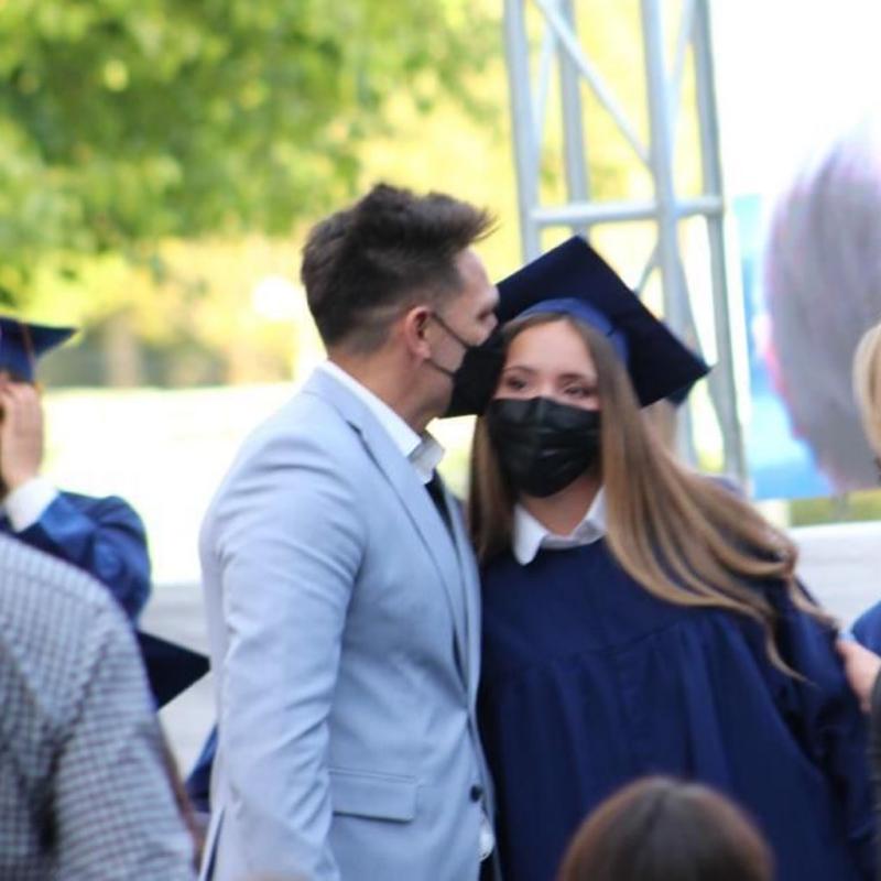Hija de Rafael Olarra deslumbra en fiesta de graduación