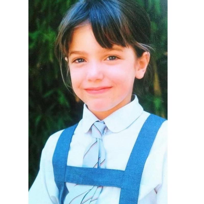 Millaray Viera encanta con foto de su etapa escolar