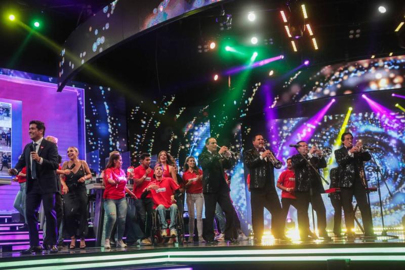 La Sonora de Tommy Rey y Escuela de Arte Teletón hicieron bailar al público