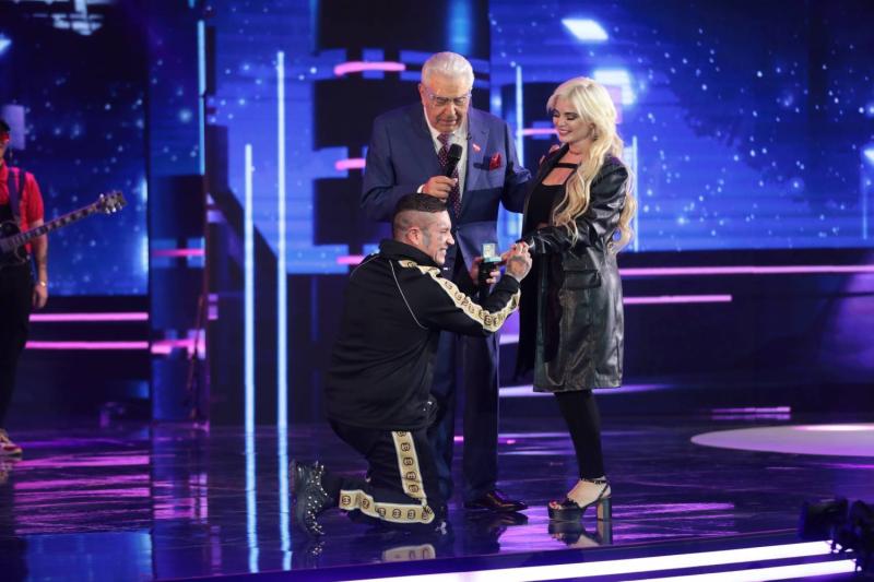 ¡Todo un romántico! Osmani García se comprometió con su novia en el escenario