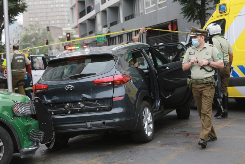 Procedimiento policial termina en balacera en Santiago Centro