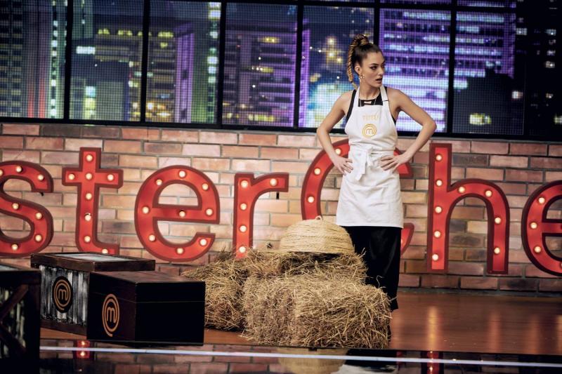 Inesperada caída de Tutú Vidaurre sacó risas de los jueces