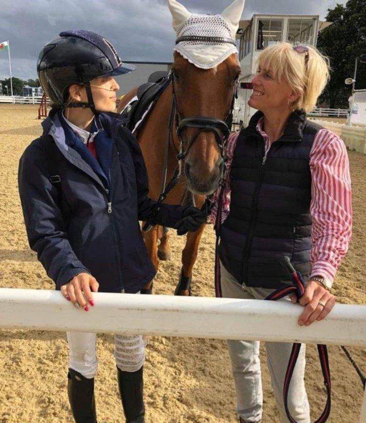 Evie Toombes y su madre