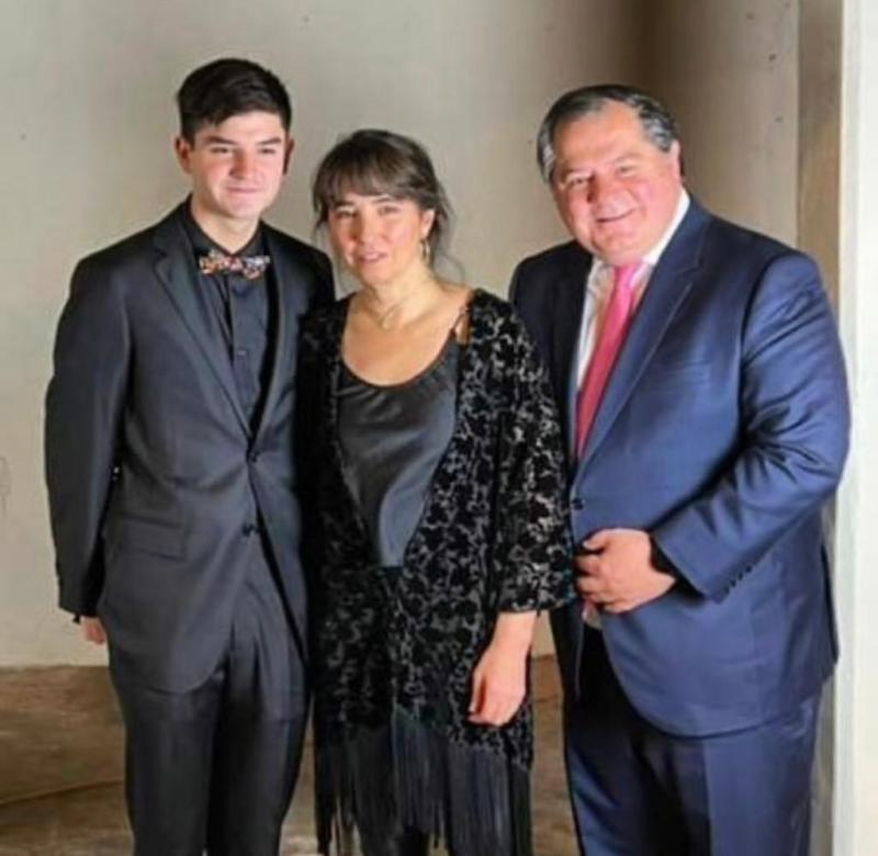 Hijo clon de Mauricio Bustamante encanta con look fiestero