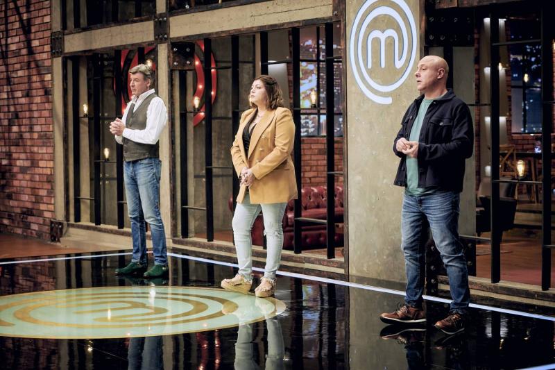 Gallina y Felipe obtienen los primeros delantales negros de la noche