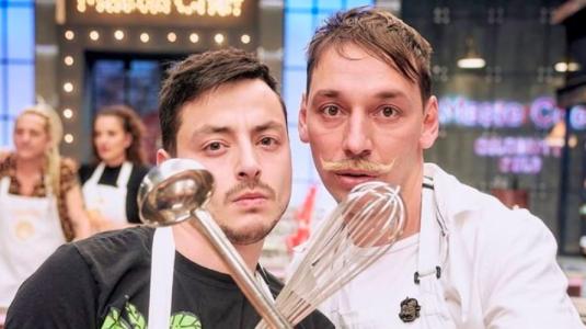 El encendido matrimonio de Pollo Castillo y sus papás