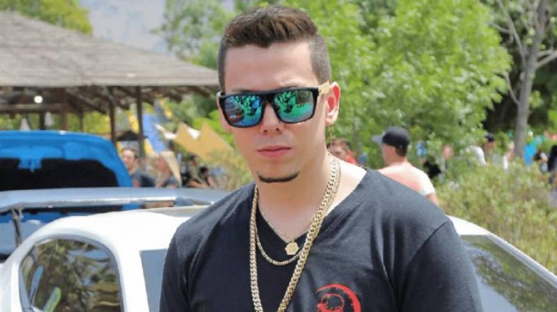 ¡Jugando con billetes! Nano Calderón sorprende con curioso video