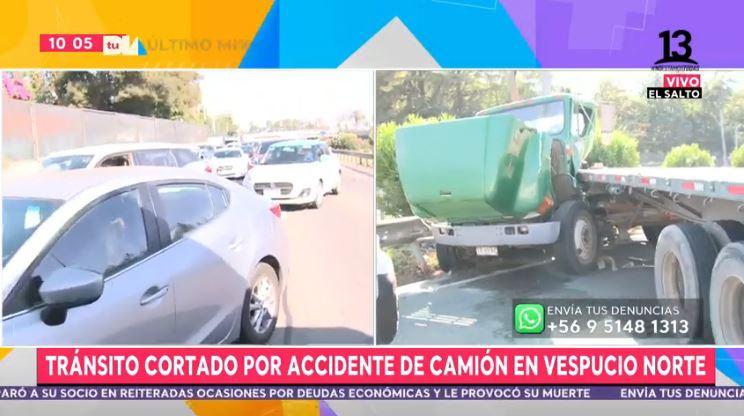 Tránsito suspendido en Vespucio Norte por accidente de camión