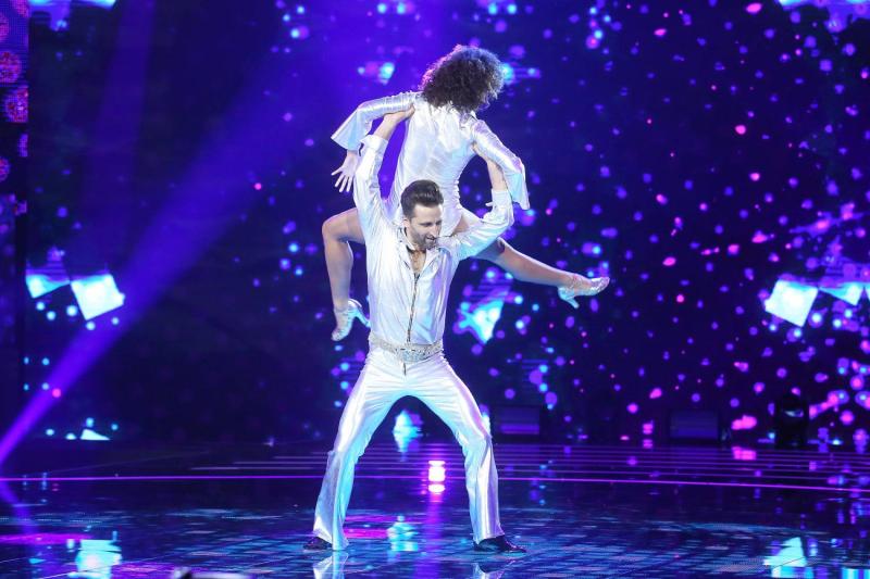 ¡Al ritmo de Bee Gees! Emilio Edwards prendió la pista de baile con su rutina