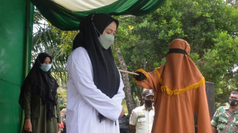 Castigo mujer Indonesia