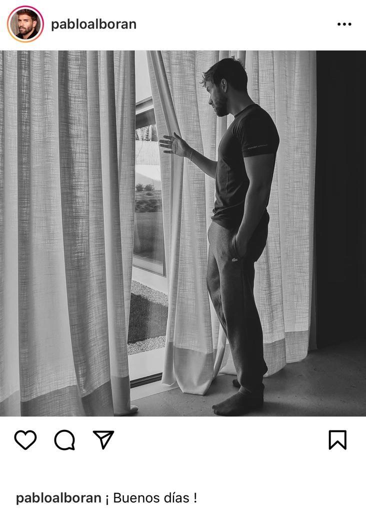 Pablo Alborán desata furor por detalle en foto matutina
