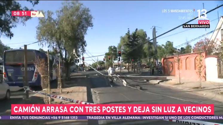 San Bernardo: Camión arrasa con tres postes y deja a vecinos sin luz