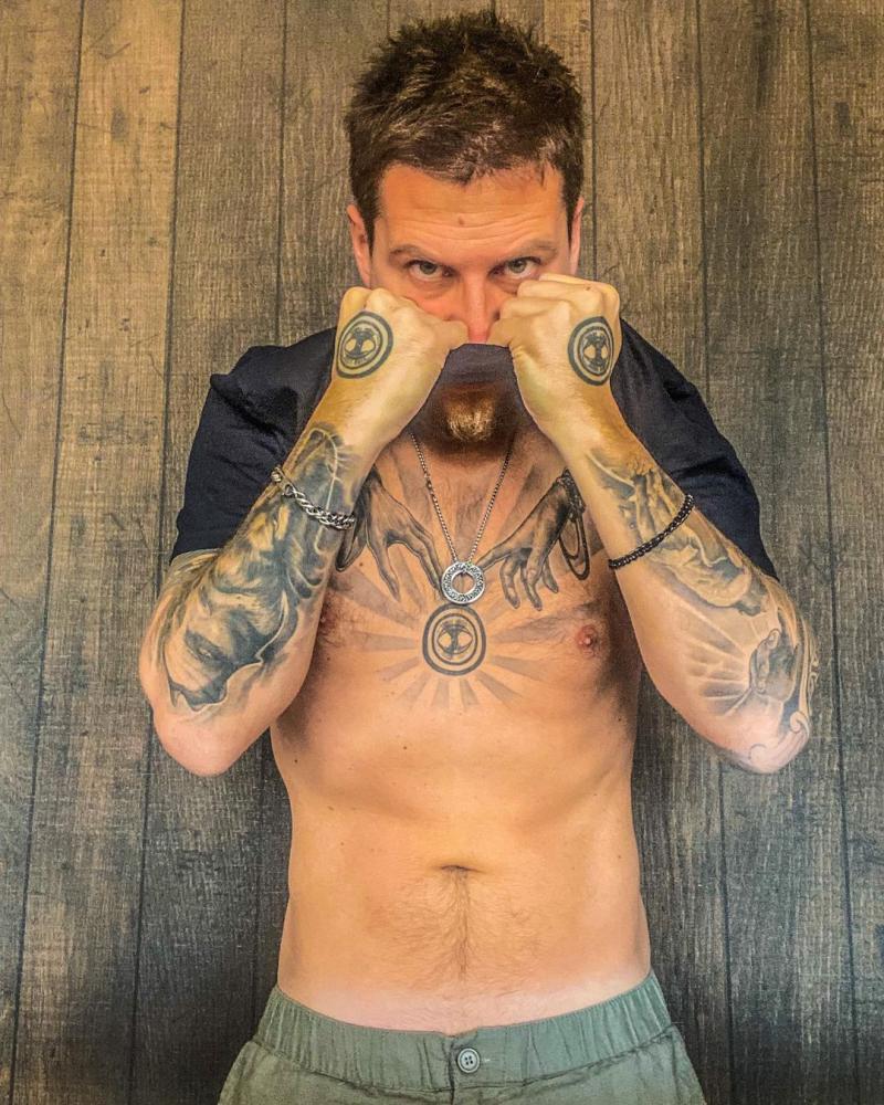 Jean Philippe Cretton se llena de elogios al mostrar su abdomen