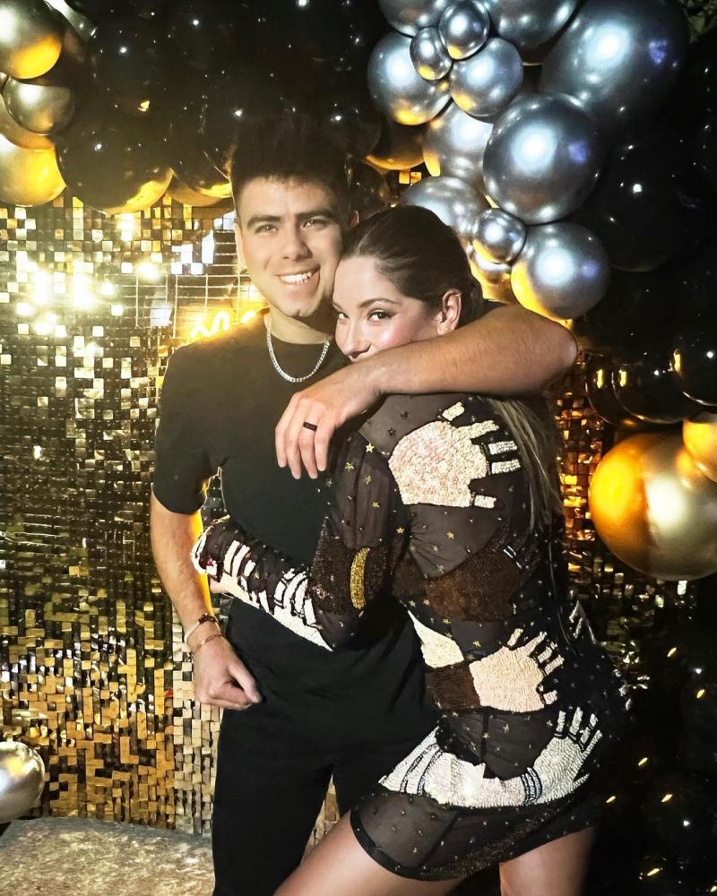 Kel Calderón festeja sus 31 años con transparencia y en pareja