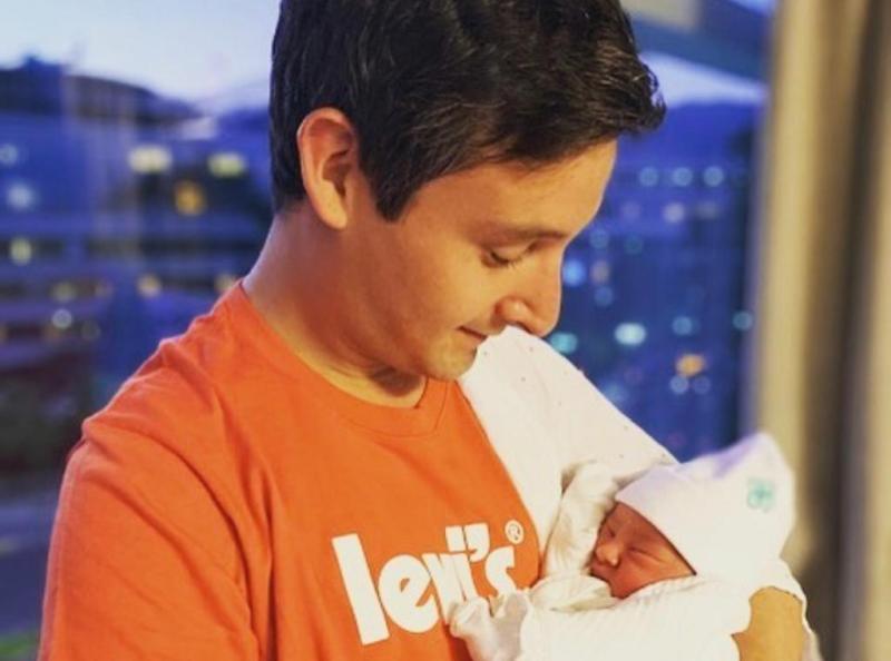 Ex protagonista de la serie BKN presenta a su hija recién nacida