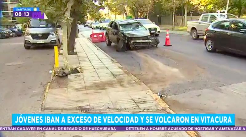 Vitacura: Jóvenes circulaban a exceso de velocidad y volcaron su vehículo