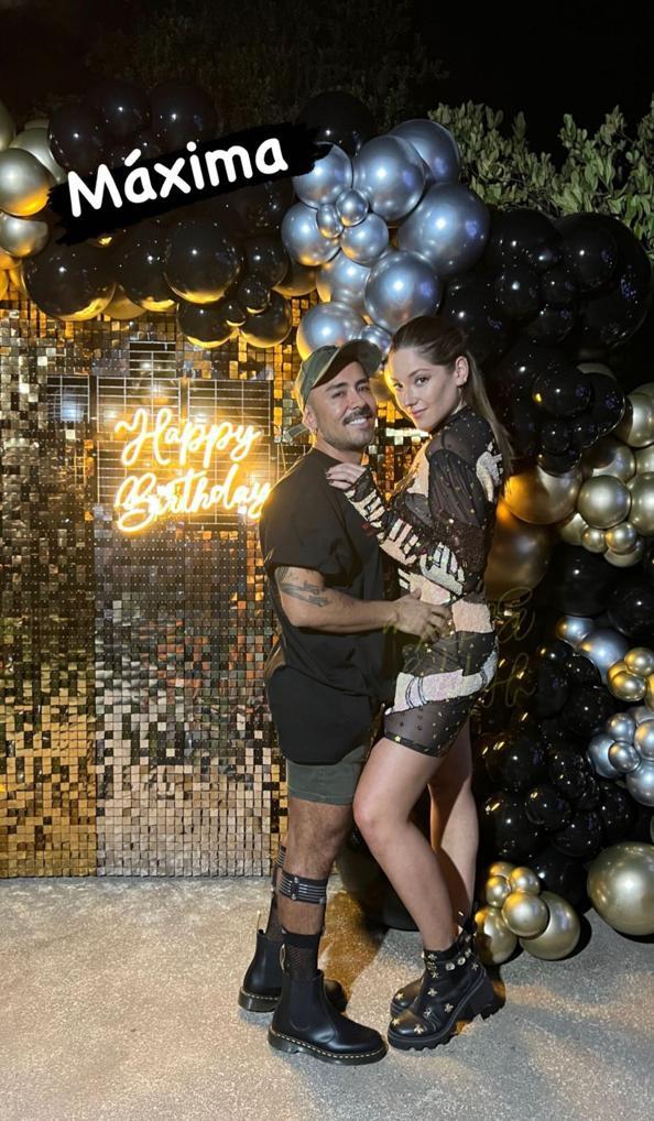 Kel Calderón festeja sus 31 años con transparencia y en pareja