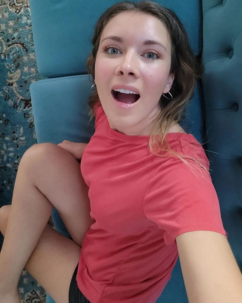 ¿Karol G? Carla Jara impacta al compartir su radical cambio de look