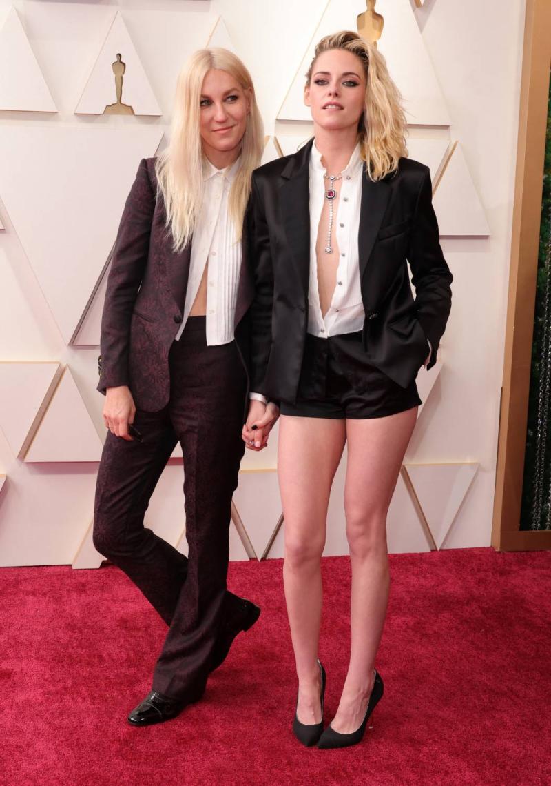 Kristen Stewart llega con su polola y en shorts a los Oscar 2022