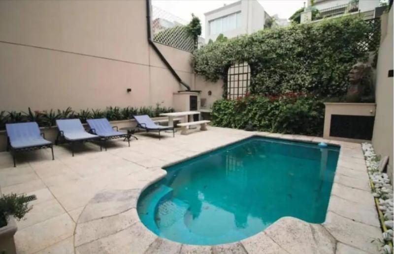 La enorme mansión de Benjamín Vicuña en Argentina