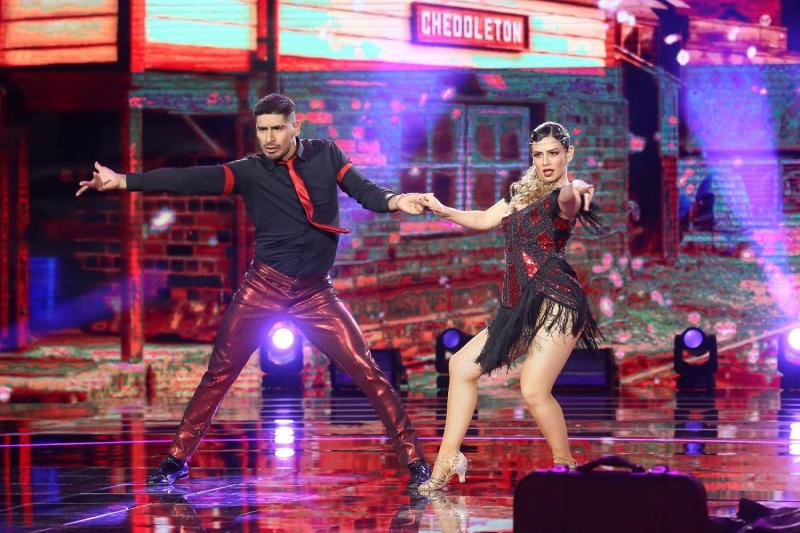 Volvió con todo el power: Karla Melo interpretó su nueva canción